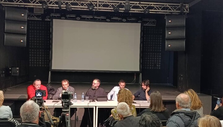 Панел дискусија у Дому Омладине. Фото: Митрополија црногорско-приморска.