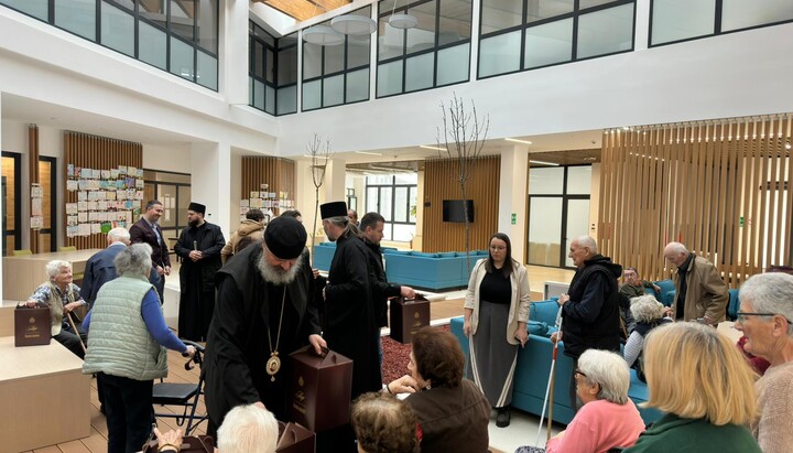 Епископ Исихије обишао домове за стара лица у Ваљеву и даривао кориснике