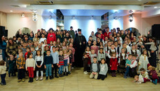 Епископ Исихије божићним пакетићима обрадовао децу свештенослужитеља 