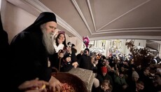 Митрополит Фотије благословио децу и верни народ уочи Божића 