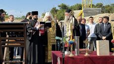 Освештавју се звоно и крстови на подгоричком храму