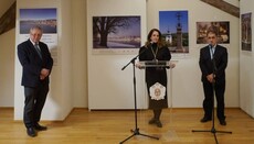 Отворена је изложба фотографија  о културном наслеђу Срба у Сентандреји 