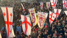 Хиљаде људи се даноноћно  опрашта од Патријарха Илије II 