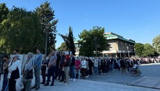 На хиљаде верника чека у реду на поклоњење Појасу Пресвете Богородице 