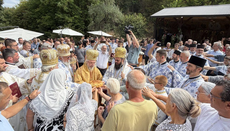 Архијереји и верни народ на Преображењском сабору у Даљ планини