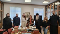 Епископ Јован посетио Народну библиотеку у Козарској Дубици