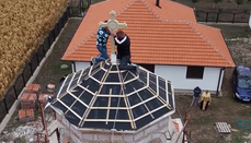Постављен крст на куполу Храма Светог Нектарија на Космету