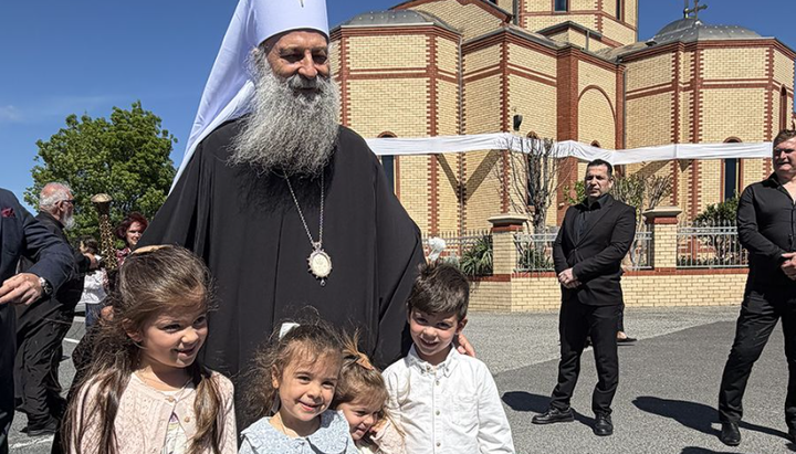Патријарх Порфирије са српском децом у Кизборију, Аустралија. Фото: СПЦ