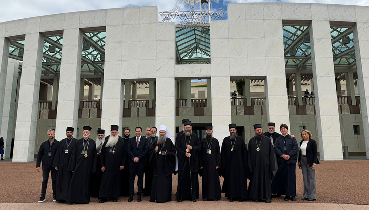 Патријарх са пратњом пред аустралијским парламентом. Фото: СПЦ