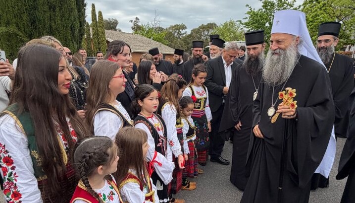Српска деца дочекују патријарха Порфирија у Канбери. Фото: СПЦ