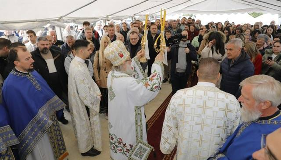 Митрополит Василије на освећењу темеља храма. Фото: Епархија сремска