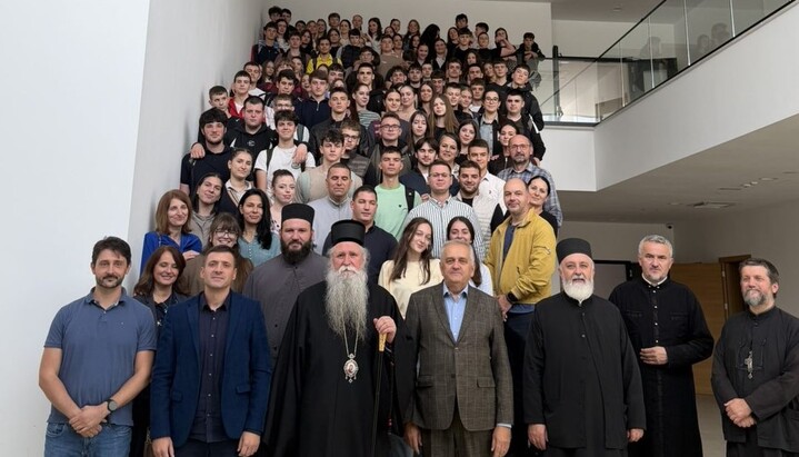 Митрополит Јоаникије у подгоричкој гимназији „Свети Сава“. Фото: Митрополија црногорско-приморска