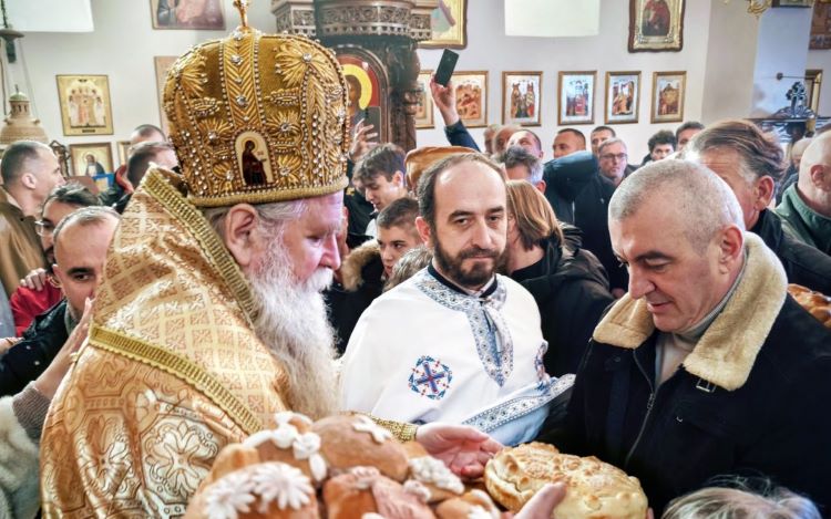 Освештавање славских дарова у манастиру Праскавица