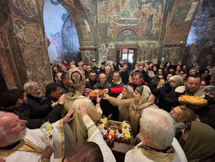 Митрополит Методије благосиља славске дарове