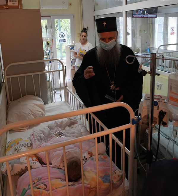 Патријарх даривао децу у Универзитетској дечјој клиници фото 1