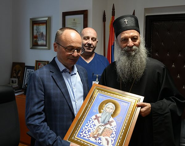 Патријарх даривао децу у Универзитетској дечјој клиници фото 2