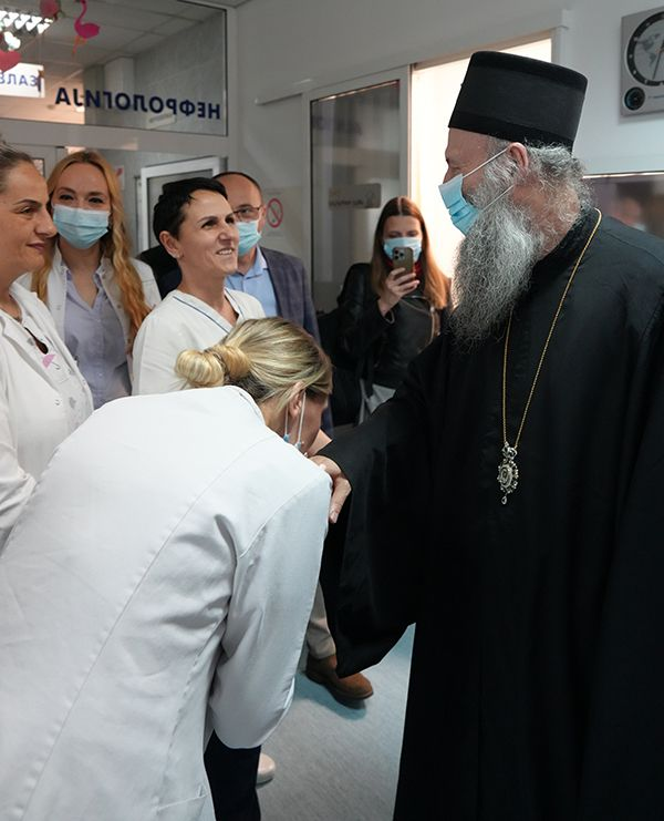 Патријарх даривао децу у Универзитетској дечјој клиници фото 3