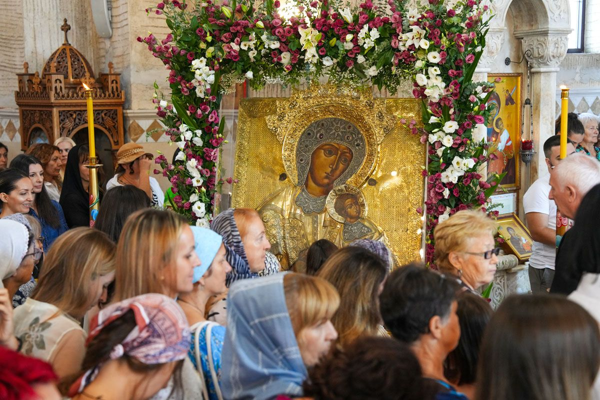 Патријарх Порфирије: Пресвета Богородица нам је показала пут смирења фото 1