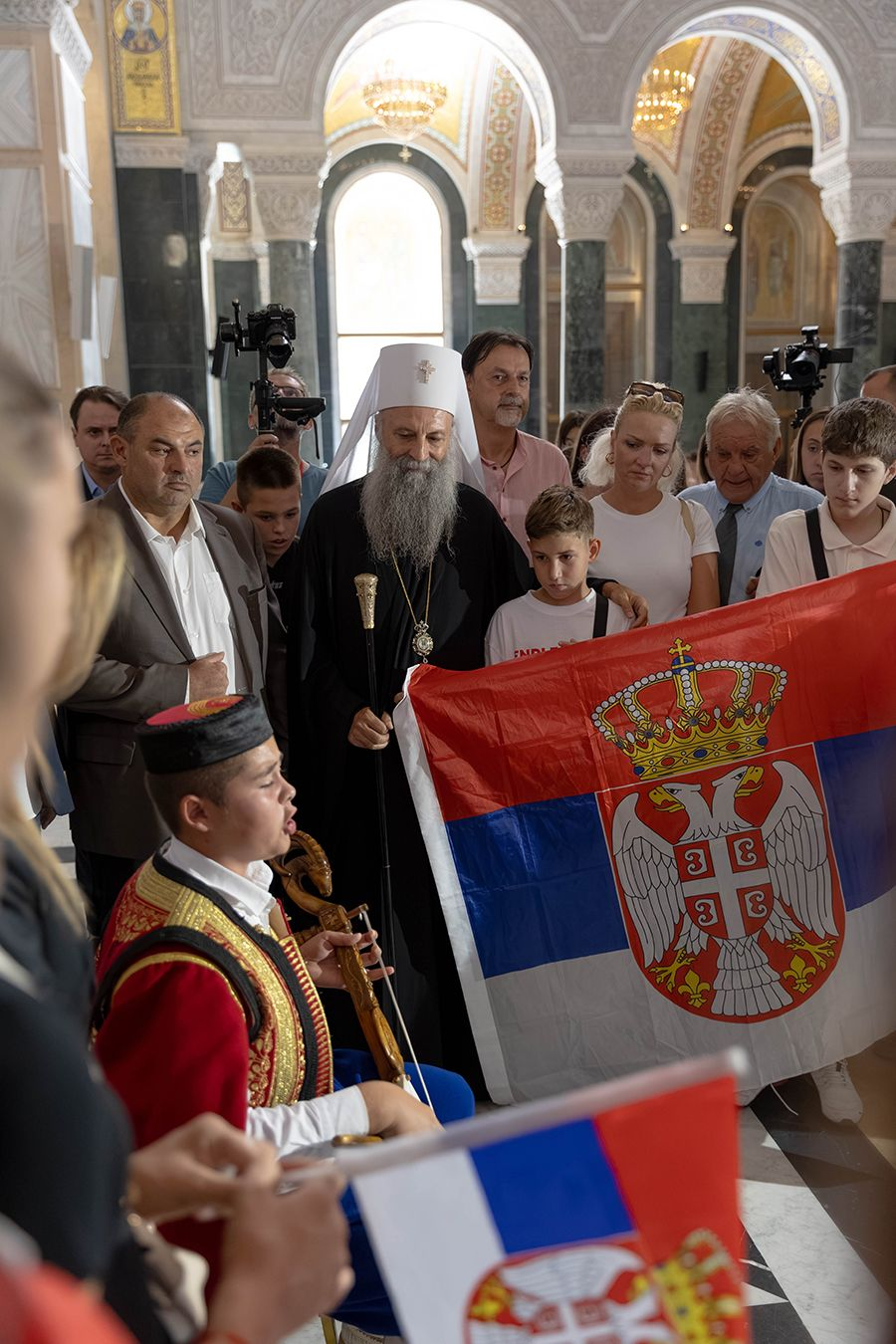 Шездесет најуспешнијих ученика из Херцеговине у посети патријарху Порфирију фото 1