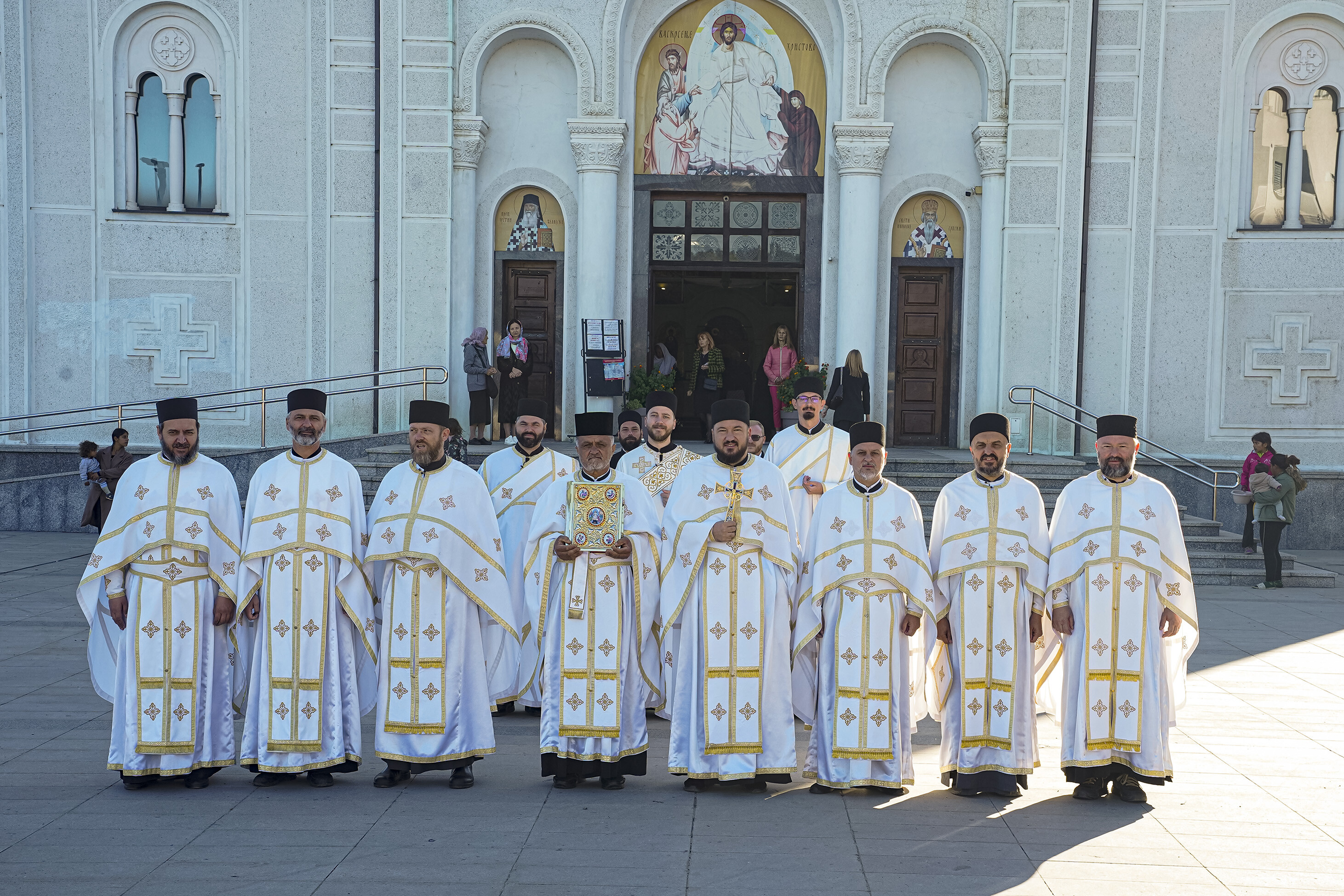 Епископ Исихије служио Литургију у Саборном храму у Ваљеву - фото 3