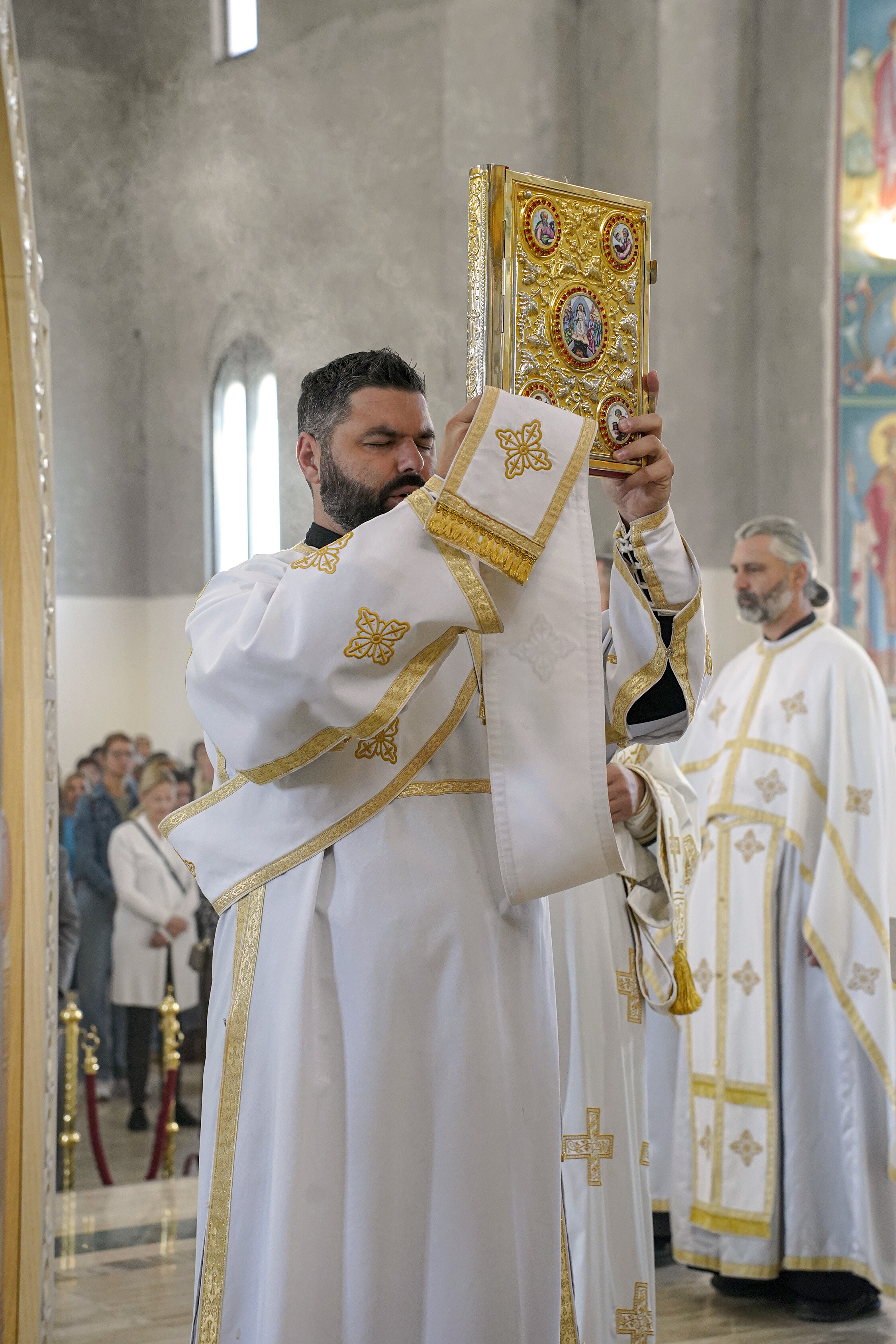 Епископ Исихије служио Литургију у Саборном храму у Ваљеву - фото 6