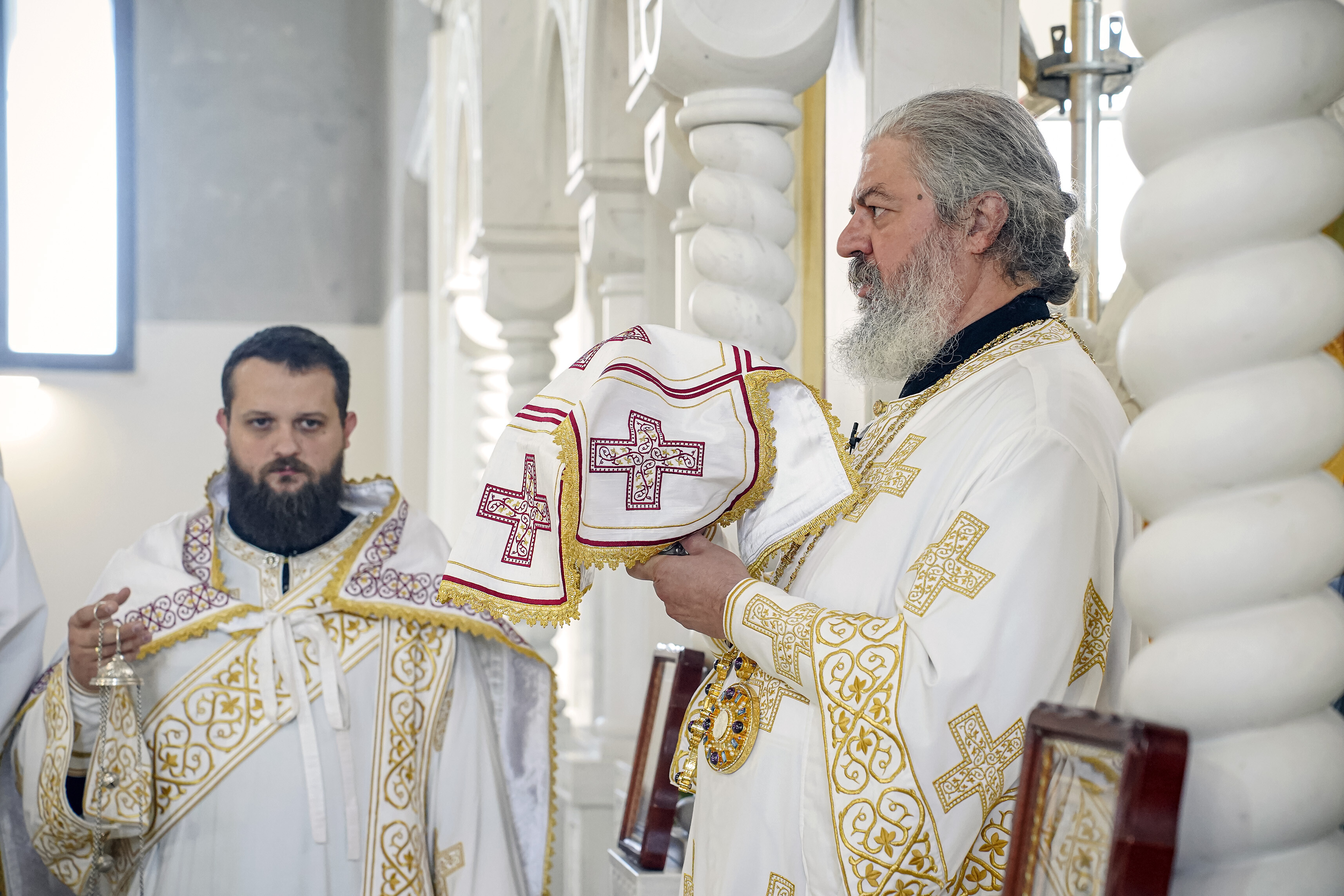 Епископ Исихије служио Литургију у Саборном храму у Ваљеву - фото 16