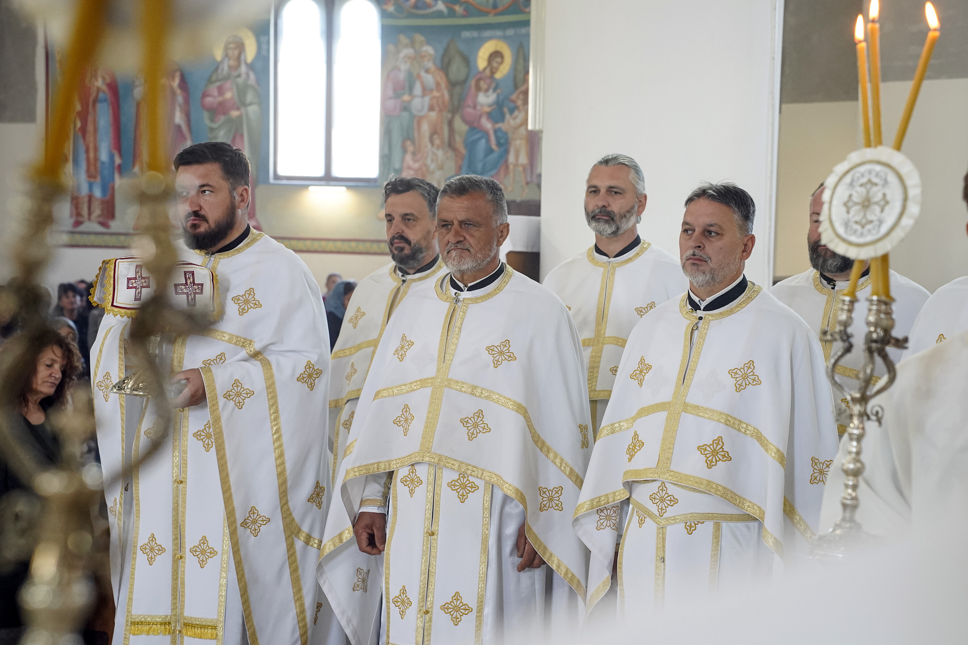 Епископ Исихије служио Литургију у Саборном храму у Ваљеву - фото 17