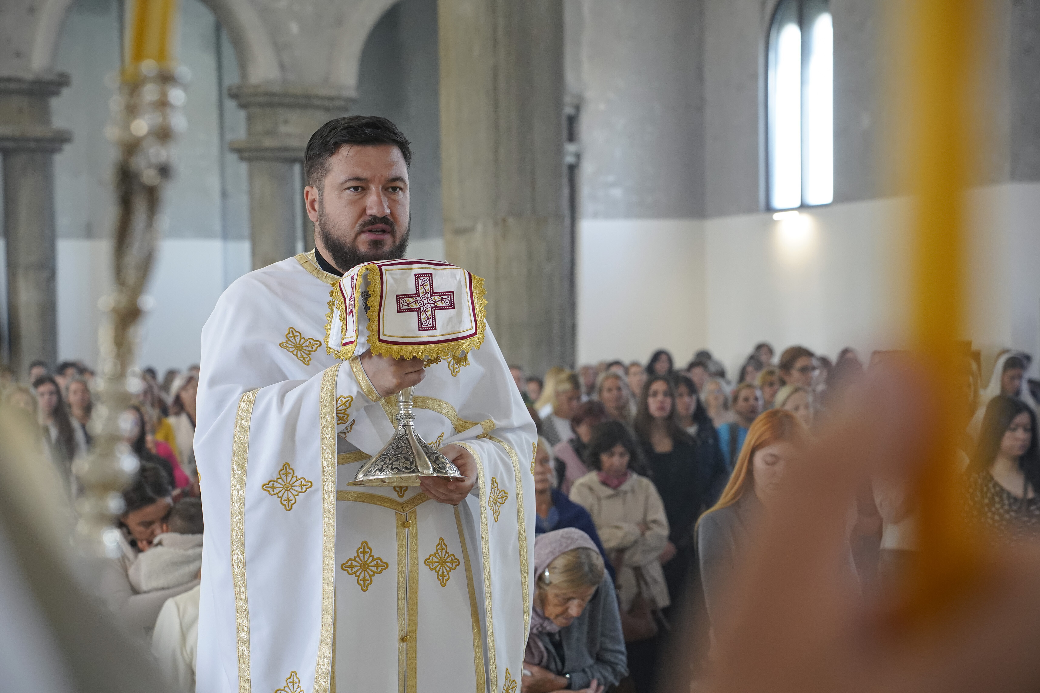 Епископ Исихије служио Литургију у Саборном храму у Ваљеву - фото 18